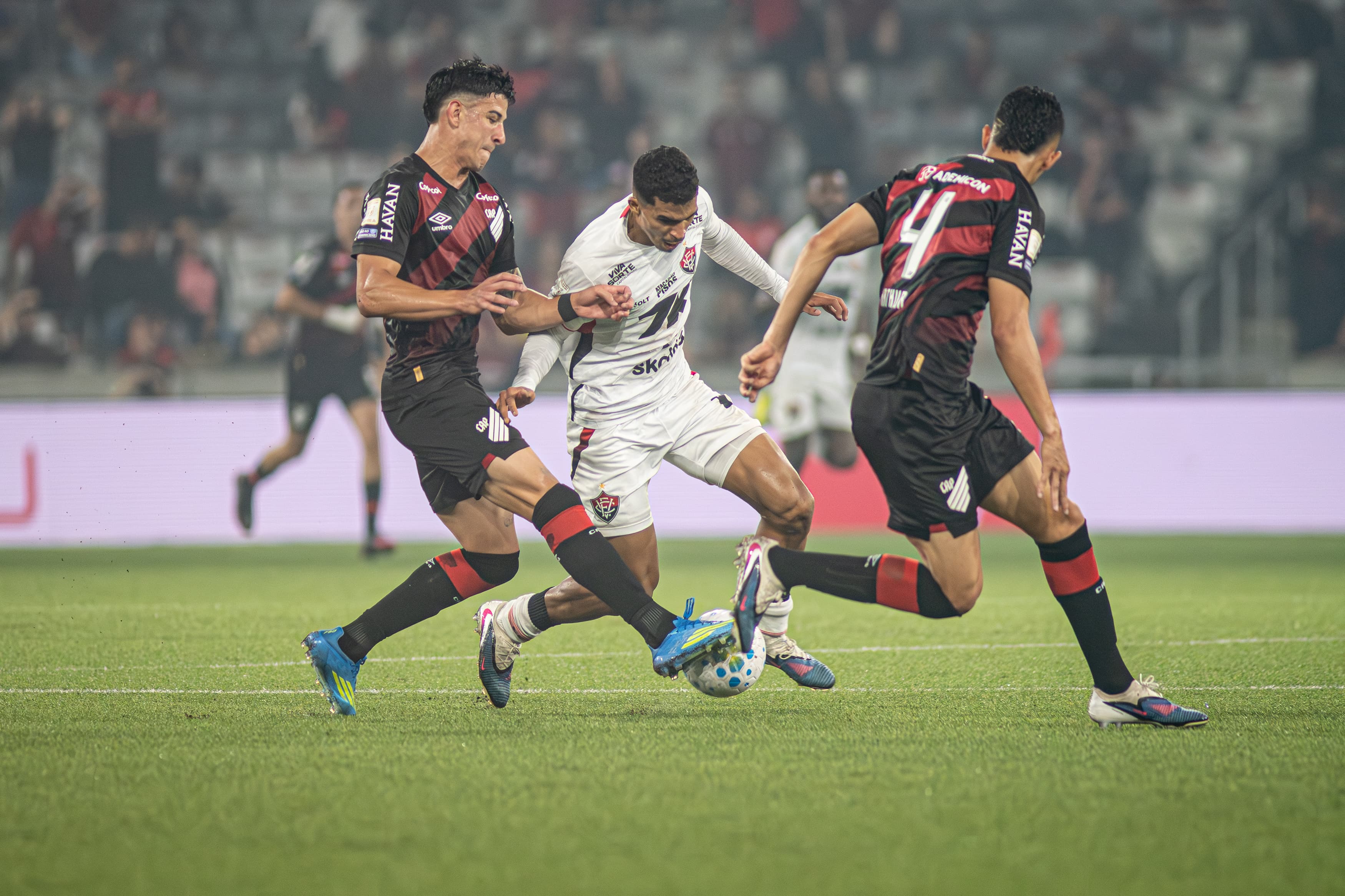 Vitória perde para Athletico e Bahia cai uma posição no Brasileirão