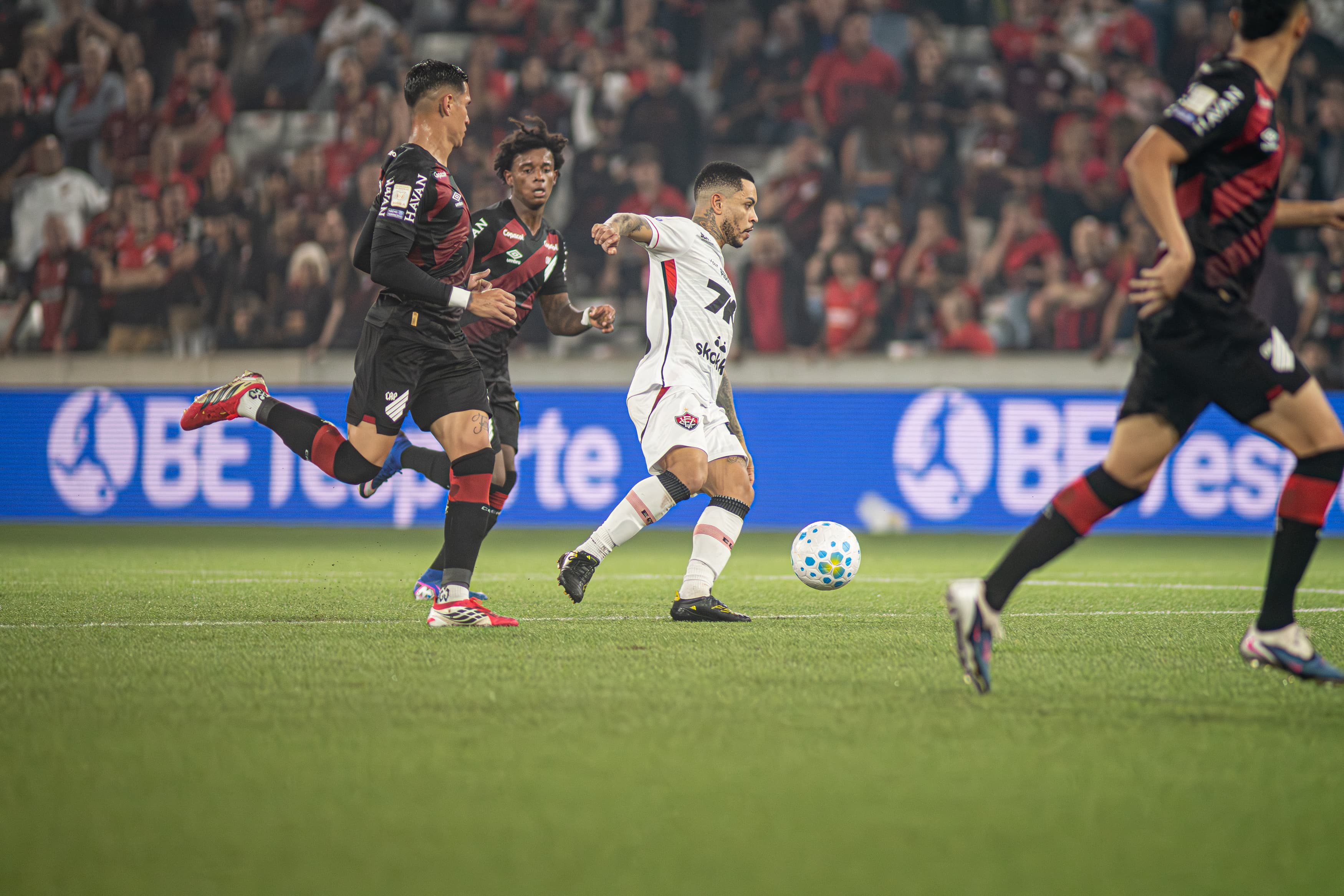 Arbitragem: jogadores do Vitória criticam decisões em derrota para Athletico-PR