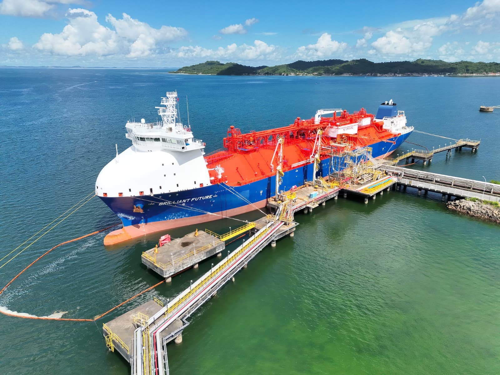 Navio de etano Brilliant Future atraca na Bahia para abastecer Polo Petroquímico