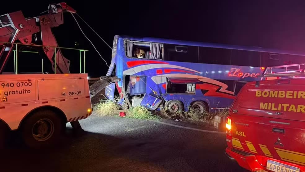 Acidente com ônibus de igreja que saiu da Bahia deixa 2 mortos em MG
