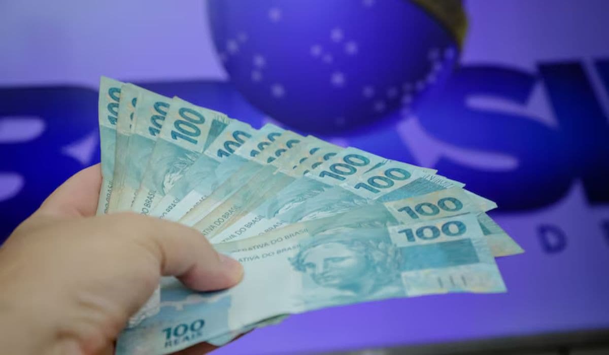 Aposentados de Salvador recebem dinheiro extra após devolução da Previdência