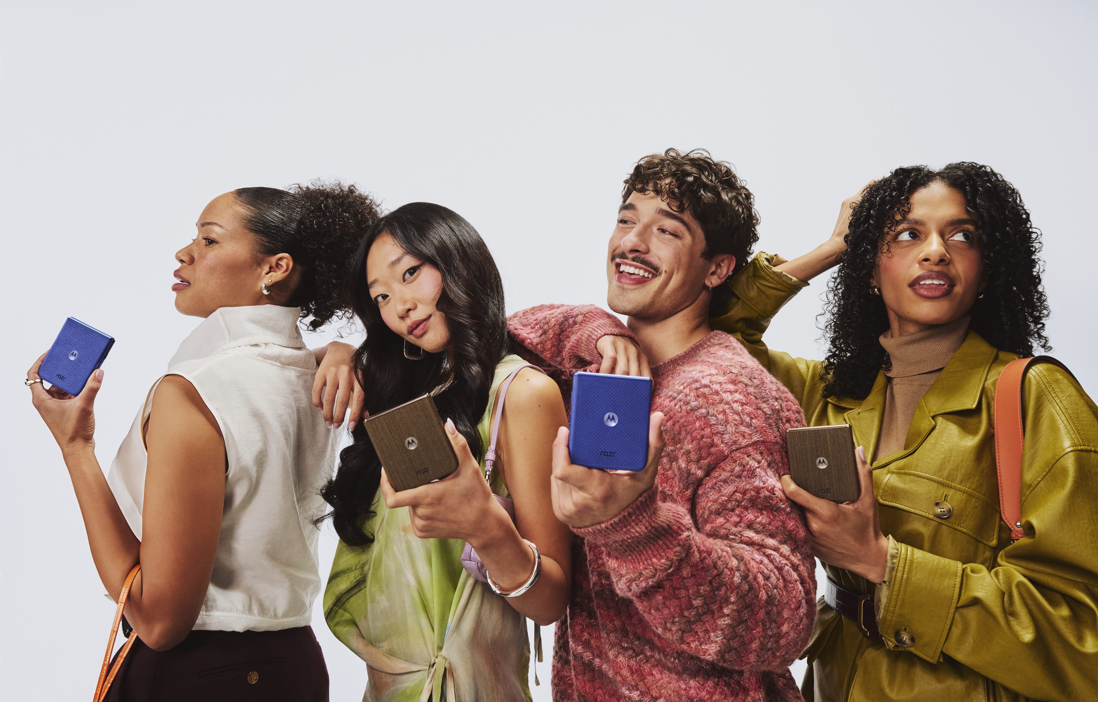 Motorola lança linha Razr 70 com três novos celulares dobráveis