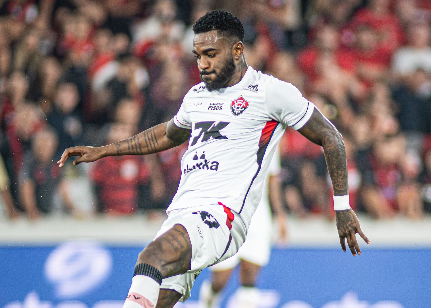 Ramon, do Vitória, sofre entorse no tornozelo e é poupado de jogo