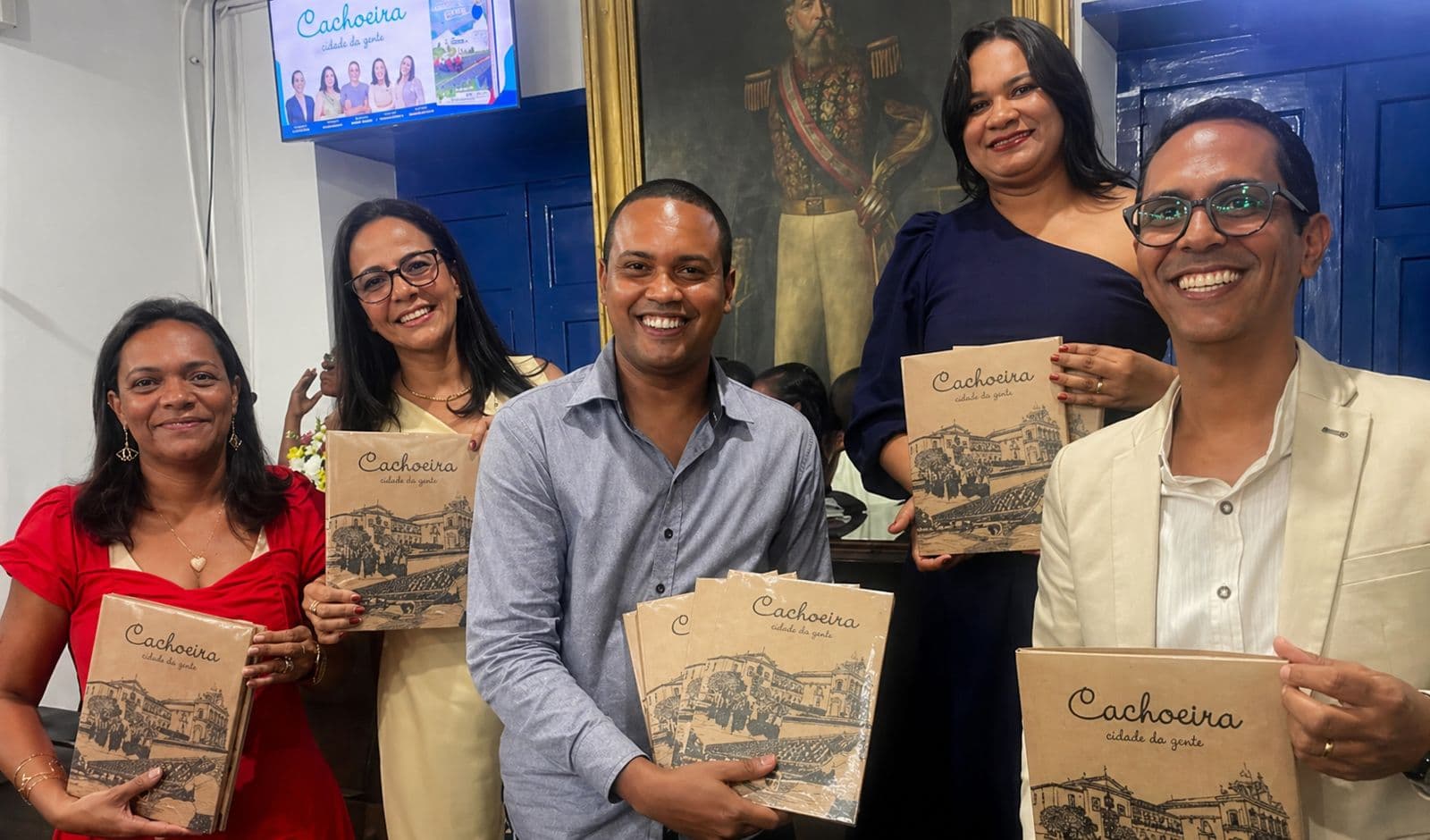 Cachoeira lança livro didático para valorizar cultura local na rede municipal