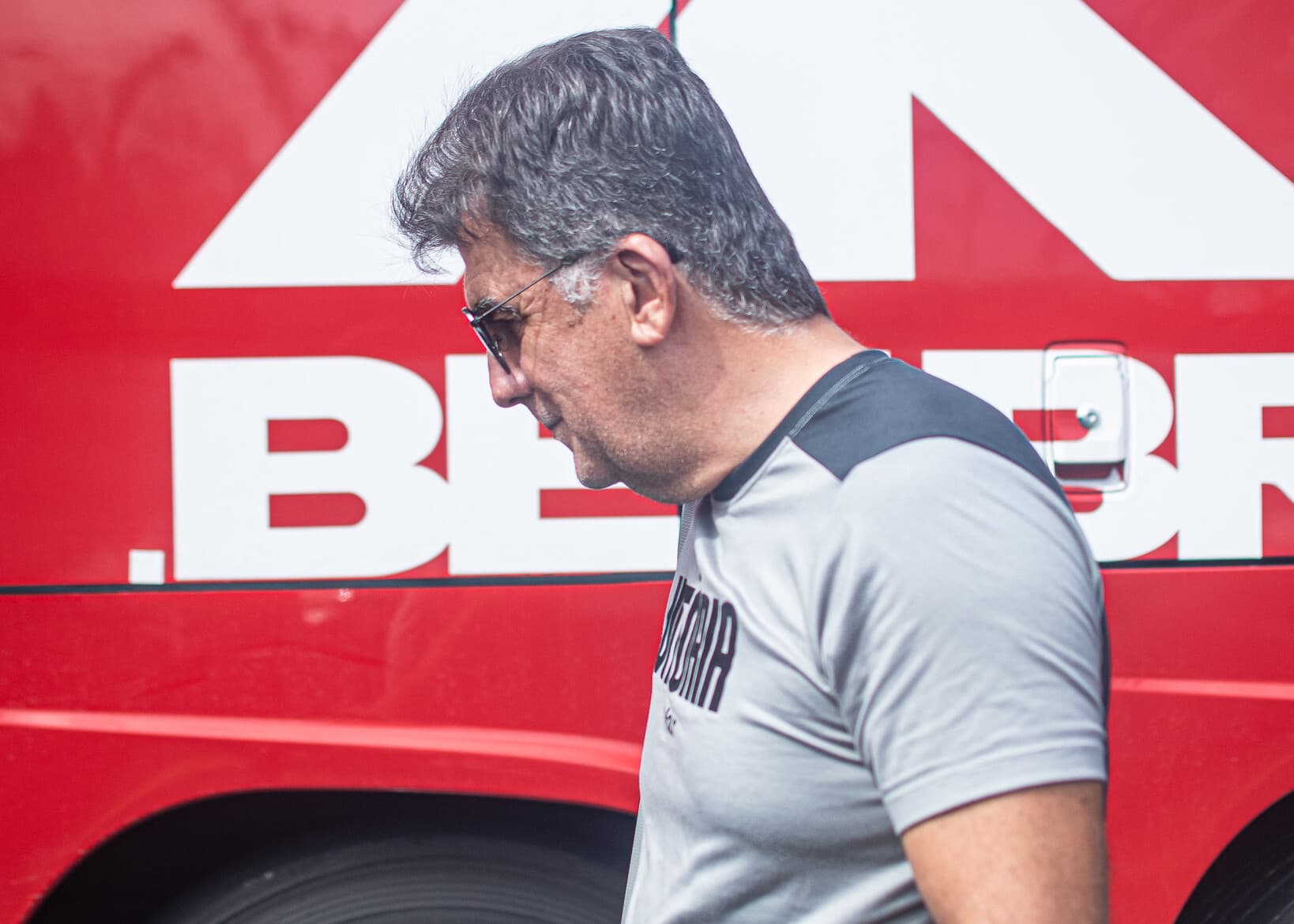 Vitória quer comprar três atletas emprestados, revela Fábio Mota