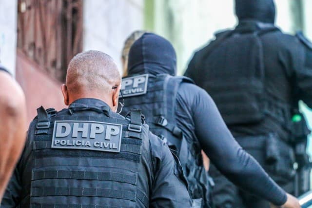 Casal é preso em Itapuã suspeito de duplo homicídio e gerência financeira de facção
