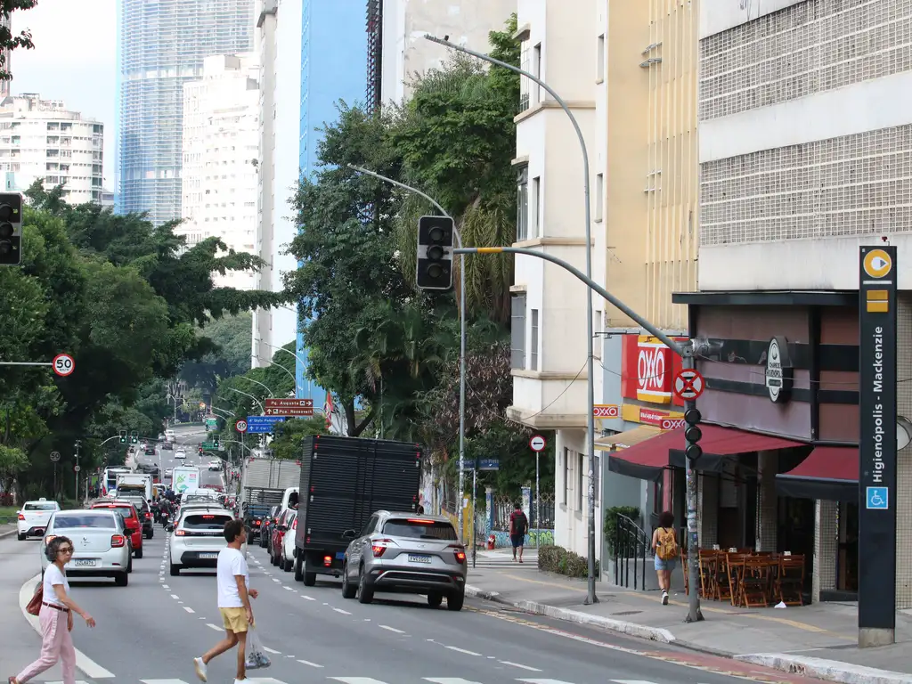 Luz branca em semáforos pode reduzir congestionamentos com carros autônomos