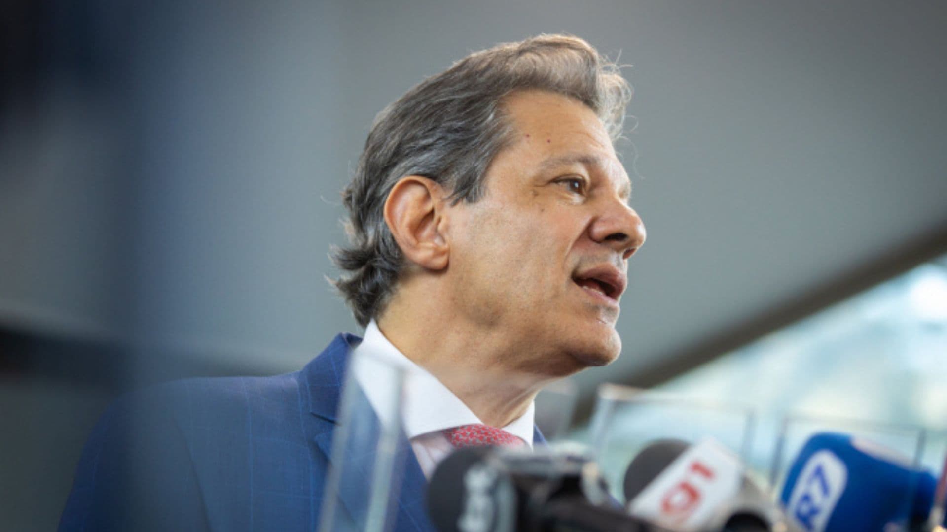 Haddad critica Flávio Bolsonaro e defende jornada de trabalho 5x2