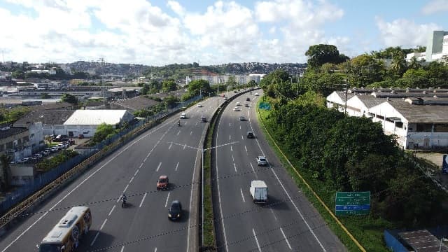 Motociclista morre em colisão com caminhão na BR-324 em Simões Filho