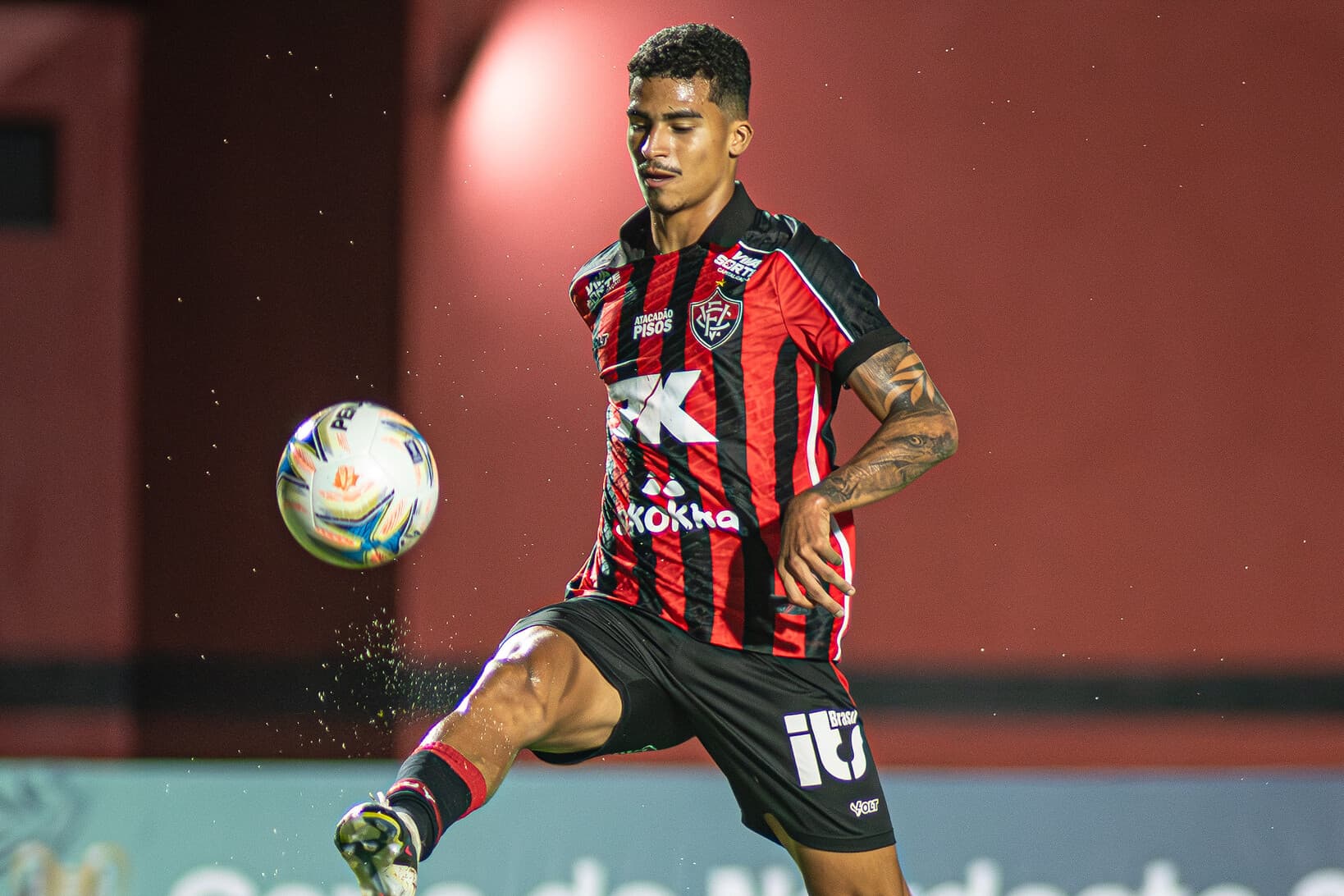 Renê, do Vitória, recebe cartão amarelo por 'provocação' em jogo contra o Coritiba