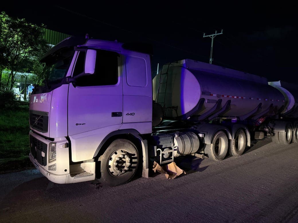 Carreta-tanque com 45 mil litros de combustível é recuperada na RMS