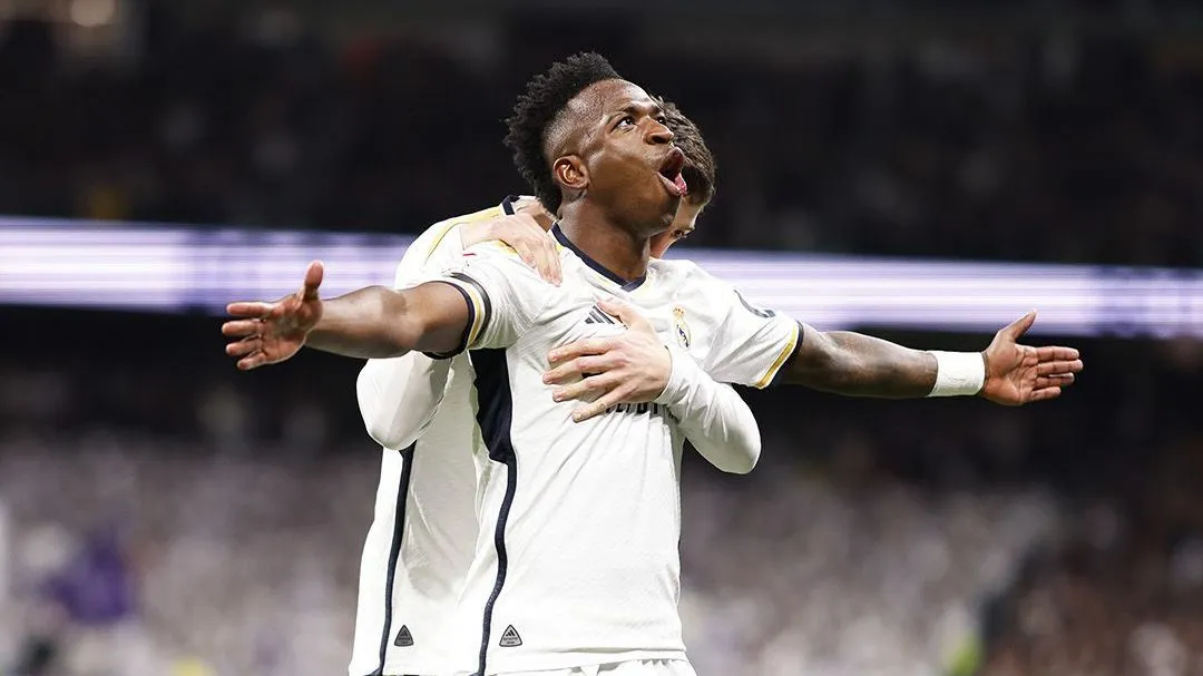 Vini Jr marca dois gols e Real Madrid adia título do Barcelona no Espanhol