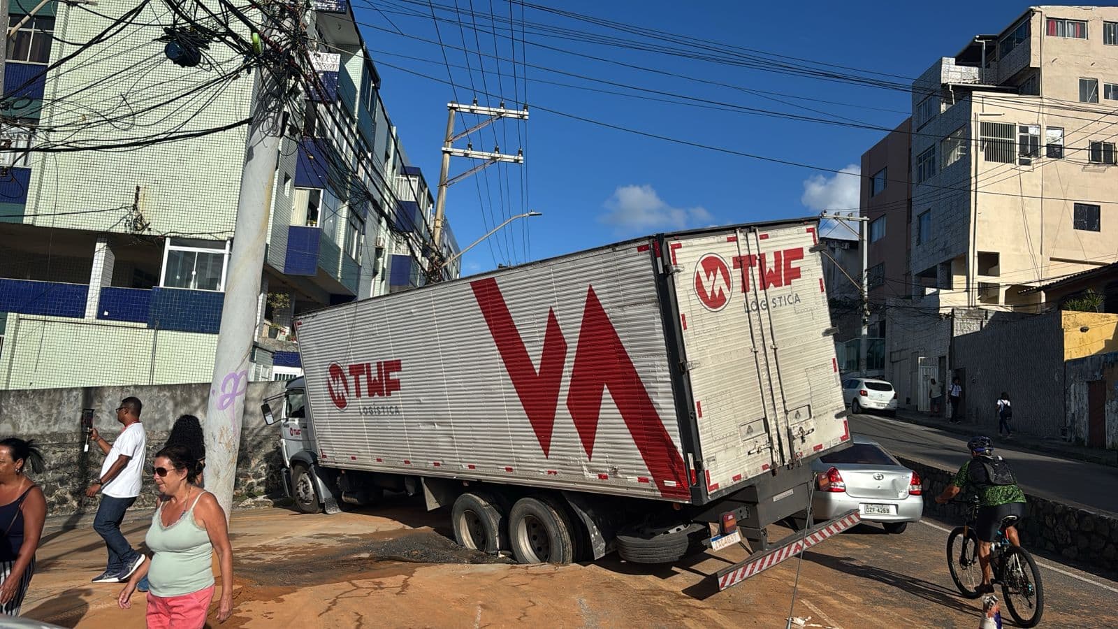 Caminhão cai em buraco e bloqueia trânsito em Amaralina, Salvador