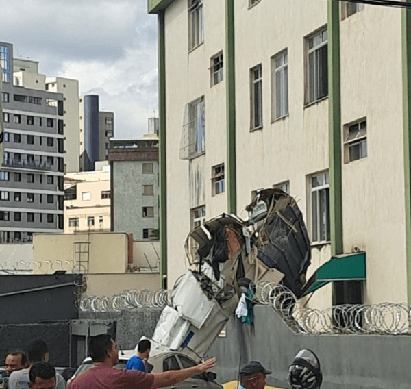 Avião de pequeno porte cai e atinge prédio em Belo Horizonte
