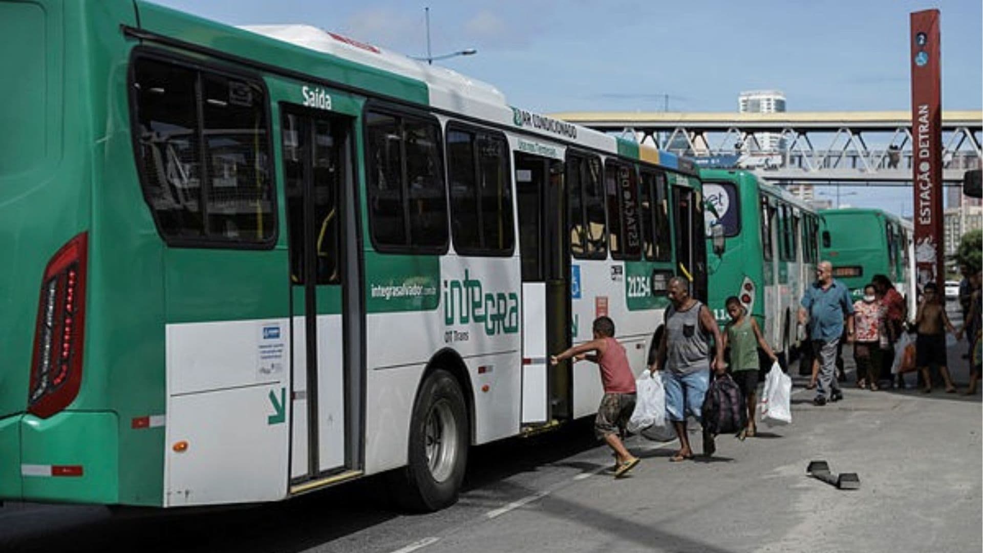 Ônibus de Salvador circulam em faixa única nesta terça-feira (5)