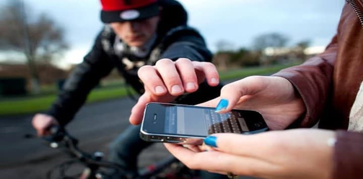 Nova lei aumenta pena para furto de celular e cabos; latrocínio também é impactado