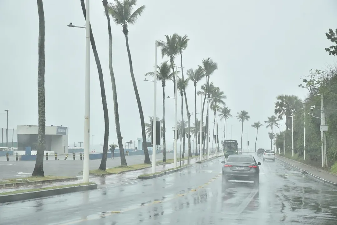 Inmet emite alerta de chuvas intensas para a Bahia e outros 17 estados