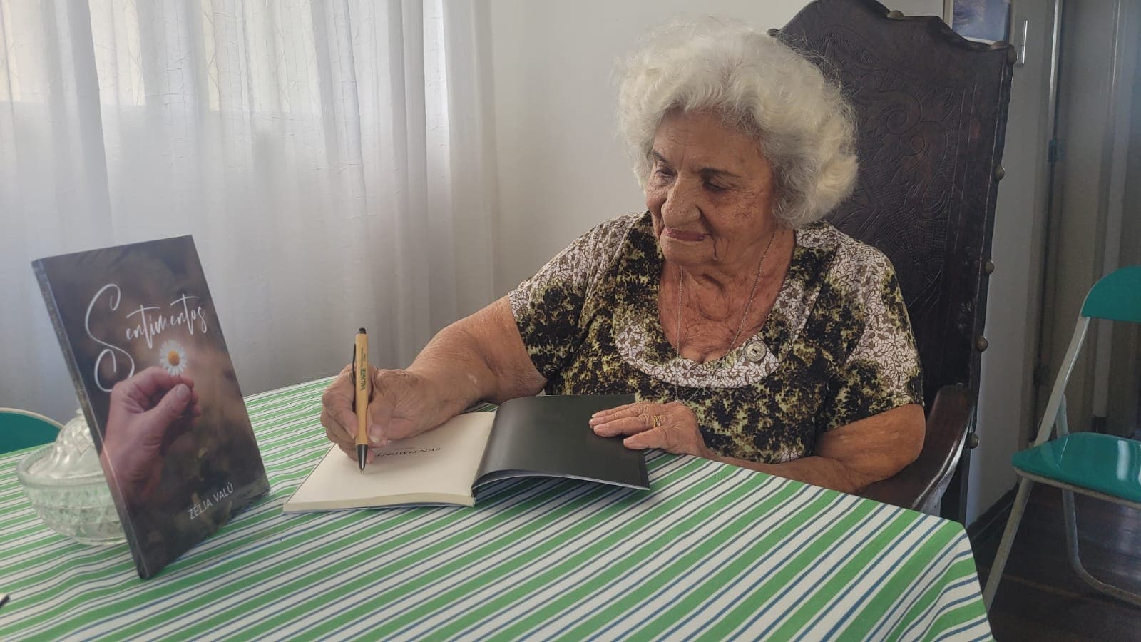 Zélia Valu lança novo livro de poesias em Salvador neste sábado