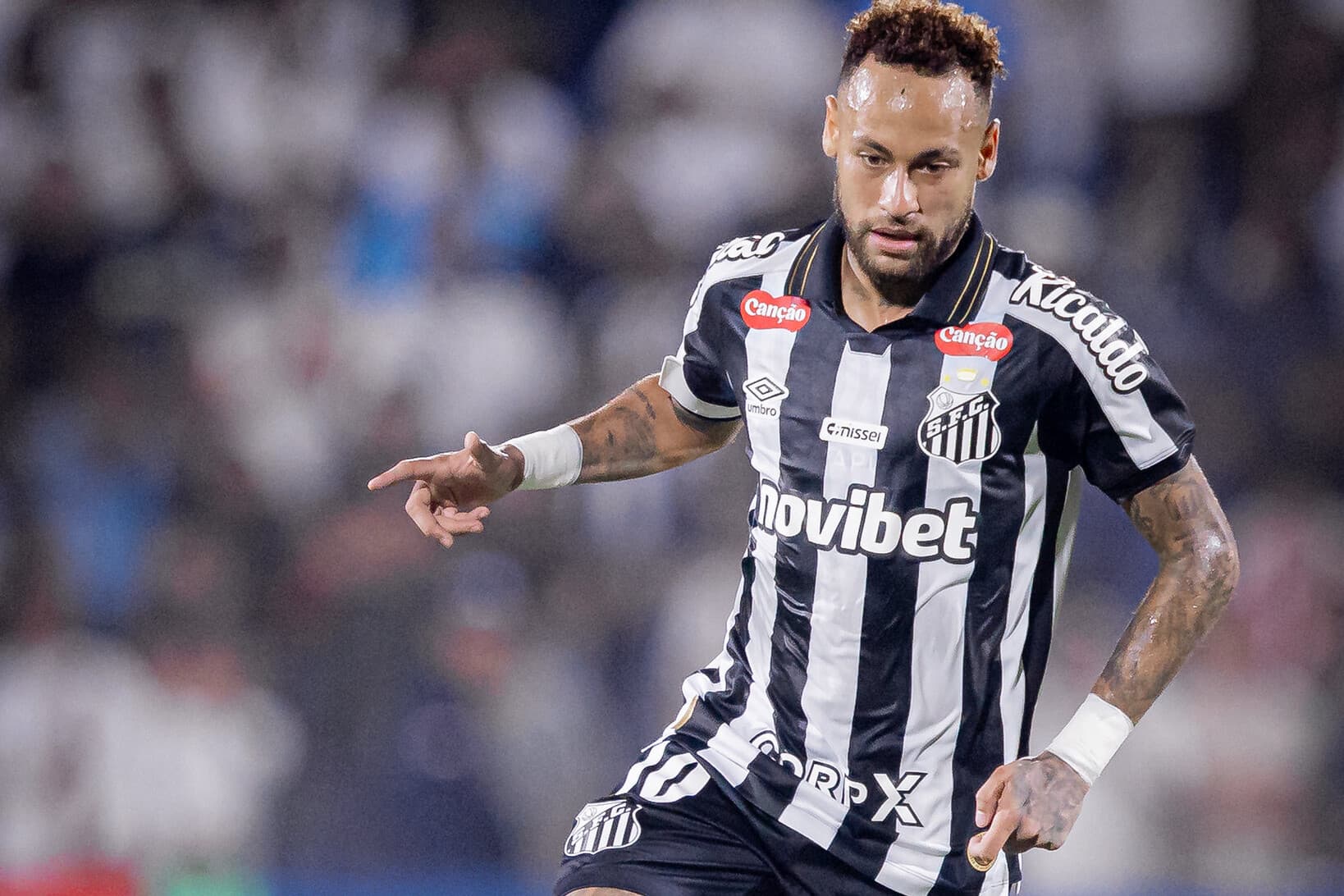 Neymar admite 'excesso' em treino com Robinho Jr. no Santos e pede desculpas