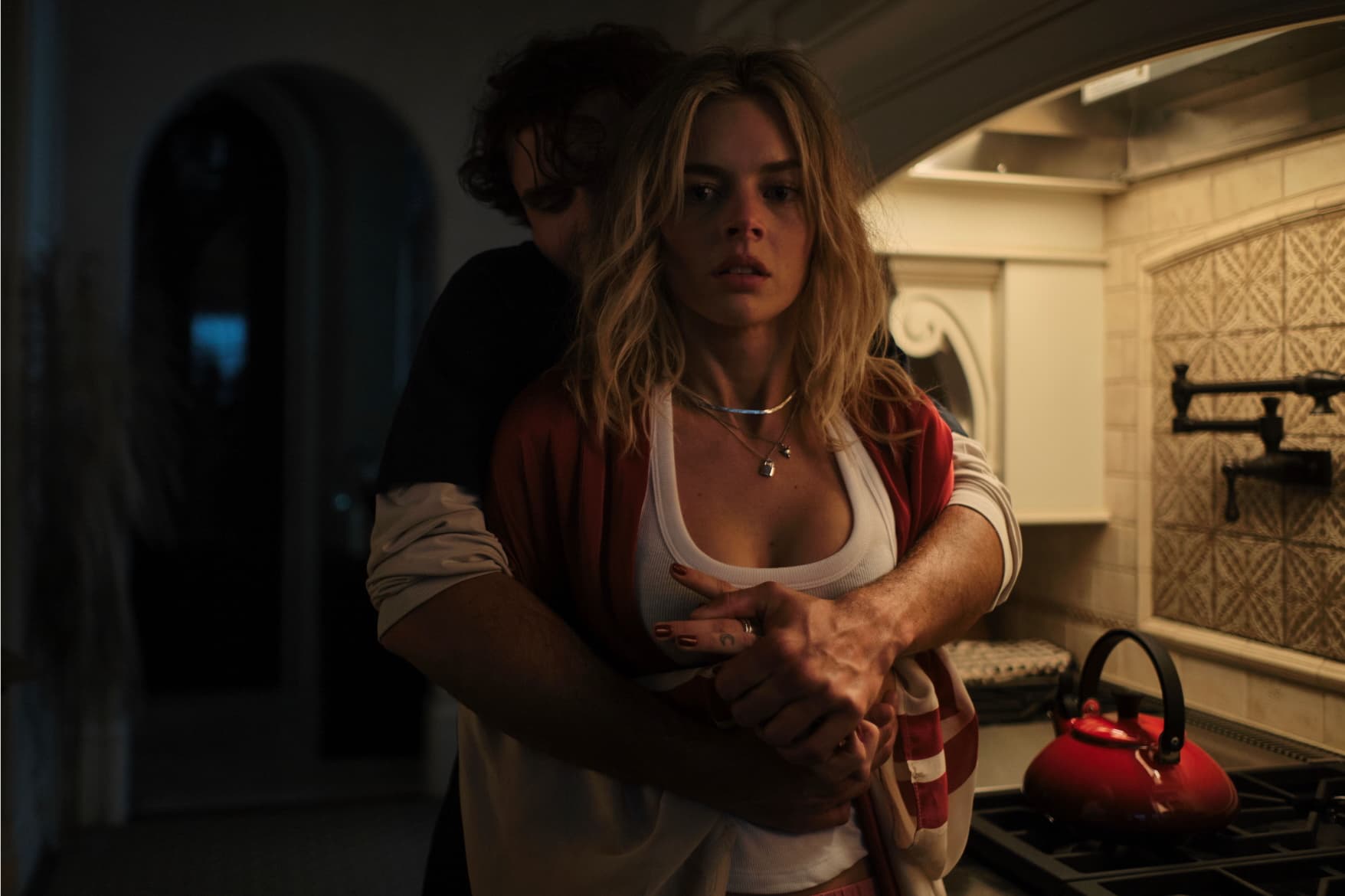 Filme de suspense com Ray Nicholson e Samara Weaving chega à Netflix