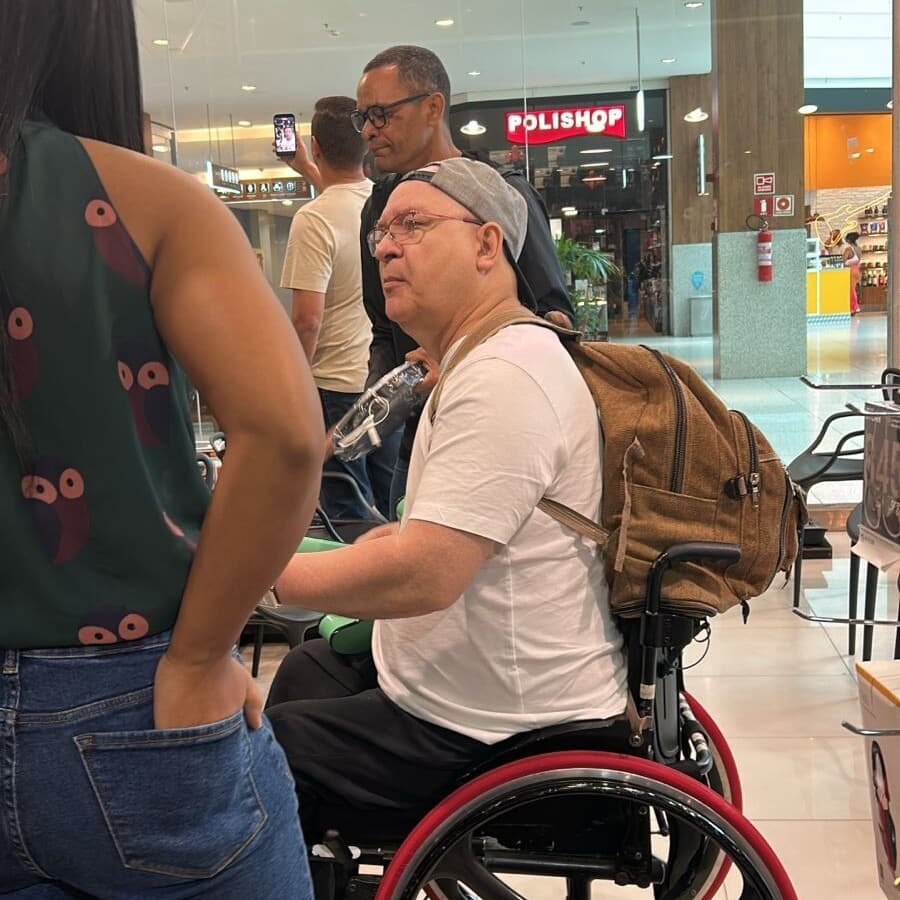 Herbert Vianna faz show surpresa em shopping de Salvador