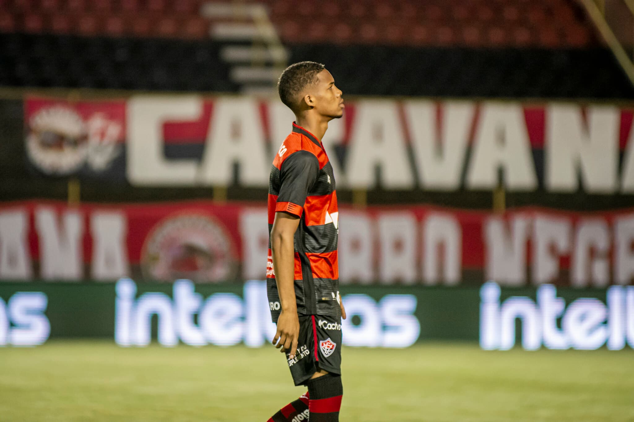 Pedro Henrique Vitória marca gol contra em eliminação do Shakhtar na Liga Conferência