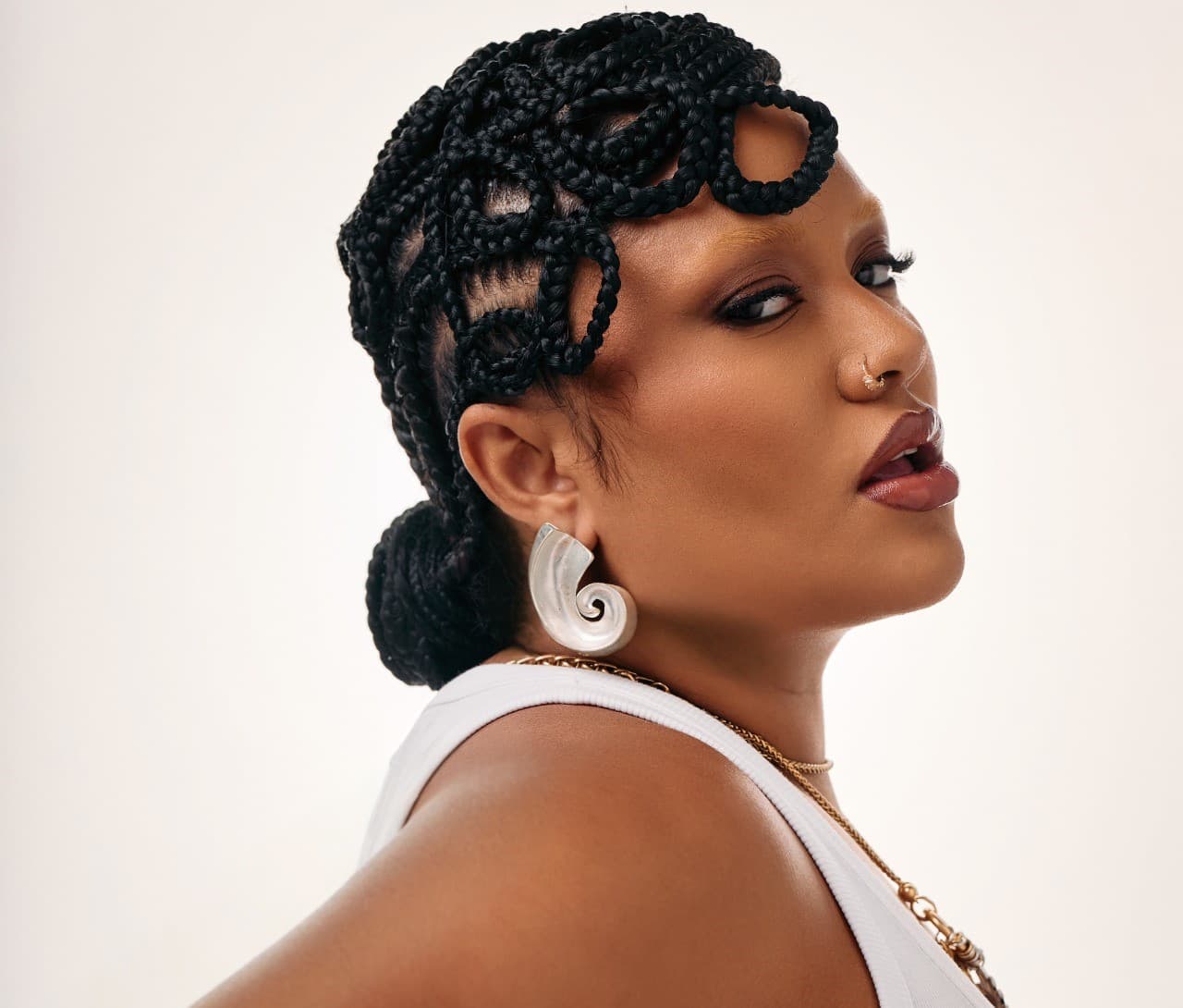 Iuna Falcão inicia turnê de álbum em Salvador com show no Rio Vermelho
