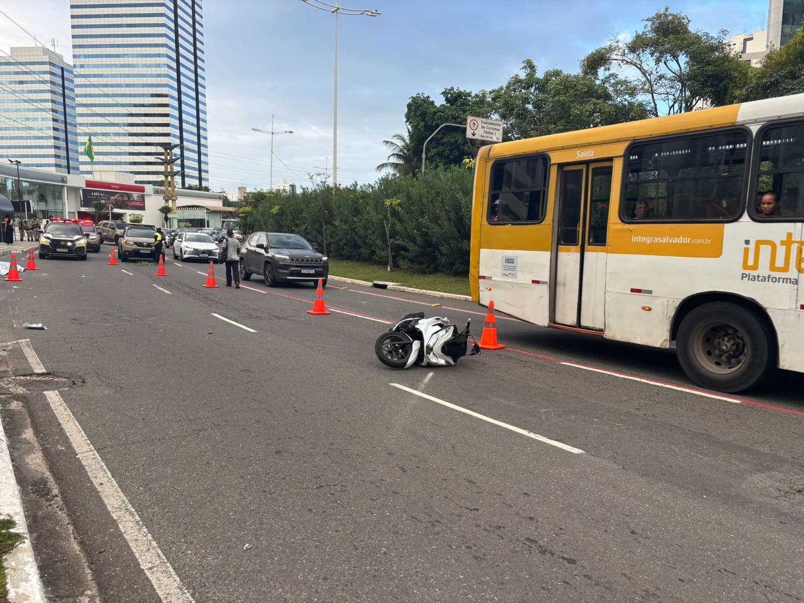Mulher morre em acidente de moto na Avenida Magalhães Neto, em Salvador