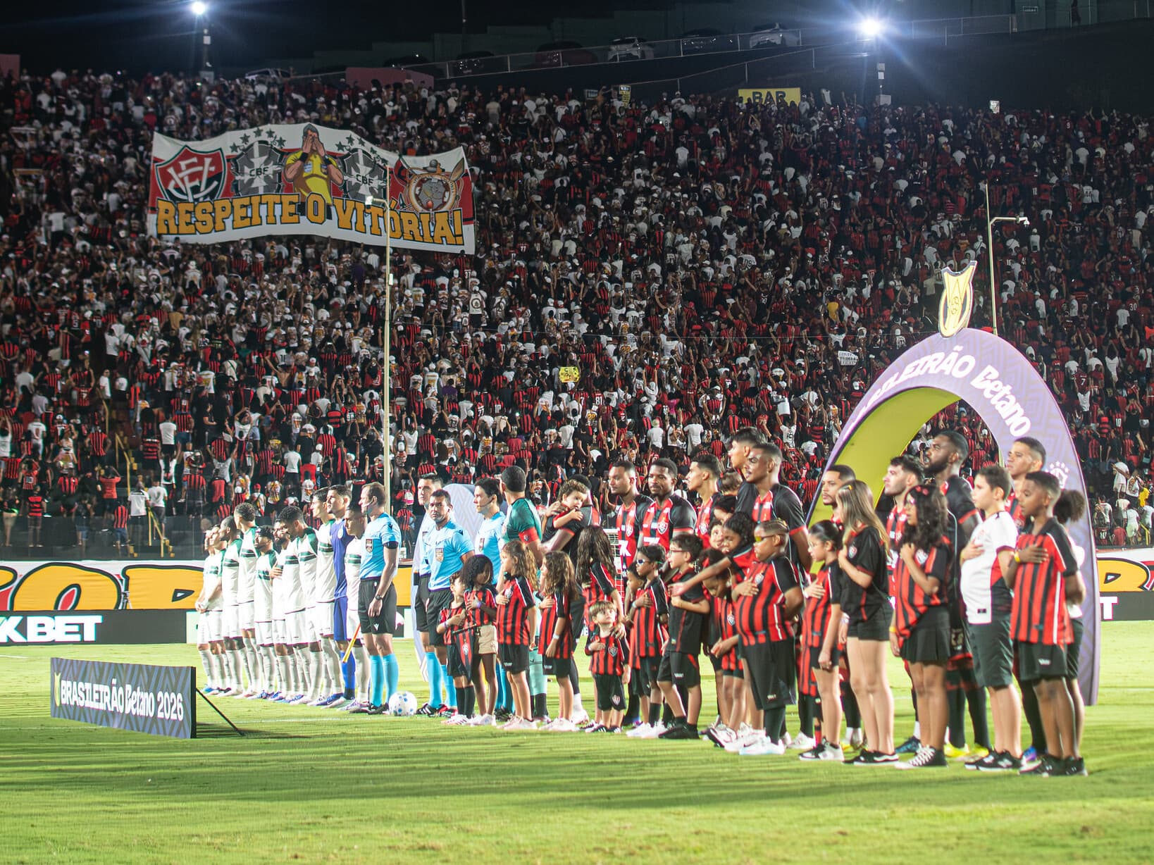 Vitória é multado em R$ 20 mil pelo STJD após protesto de torcida