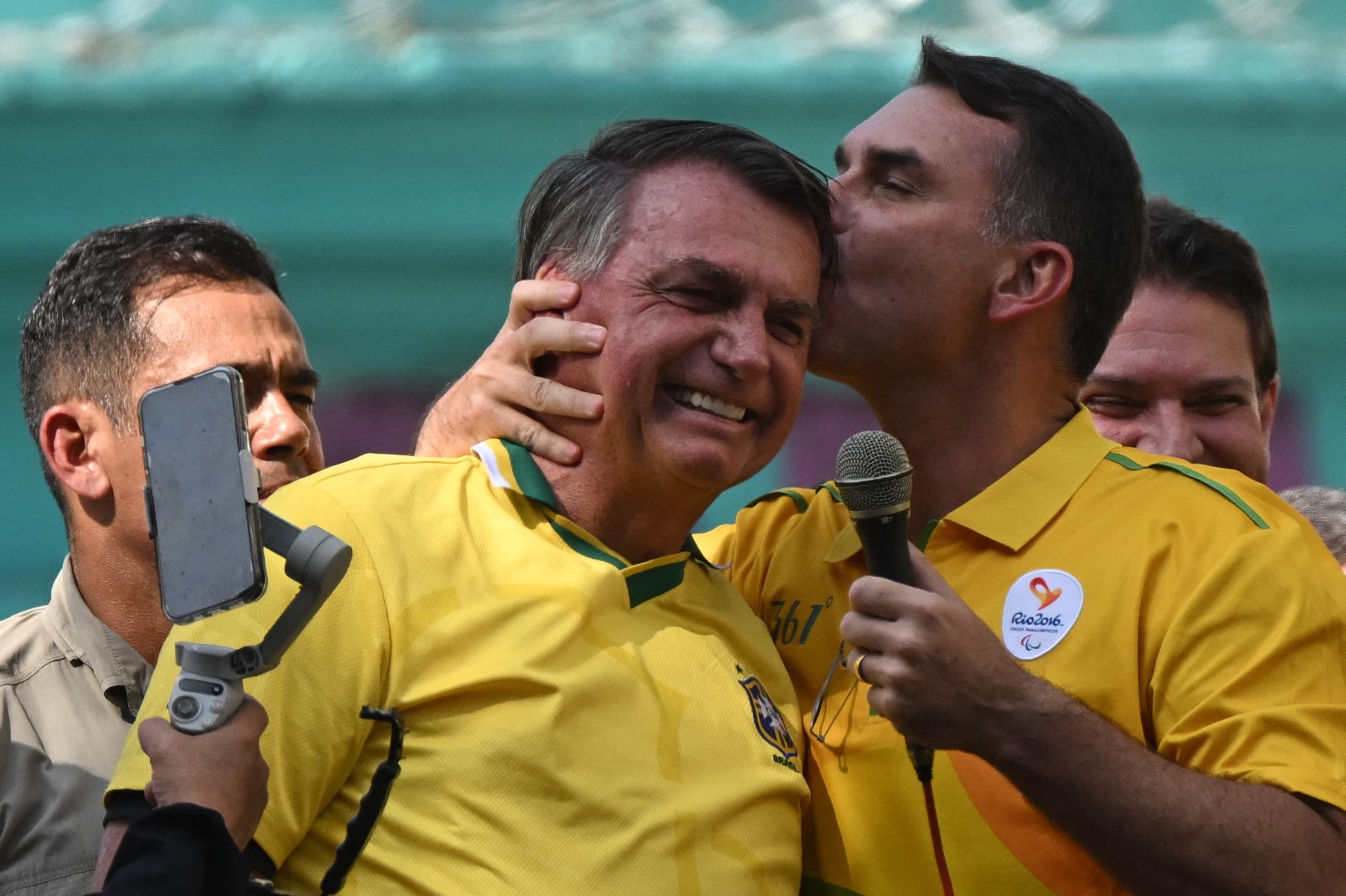 Flávio Bolsonaro diz que pai terá cargo em governo seu, se quiser