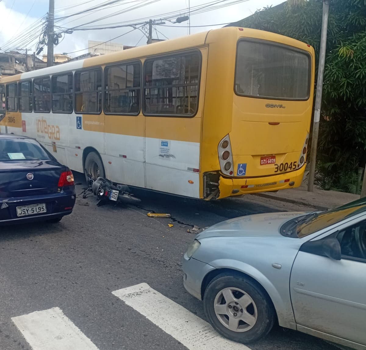 Acidente entre moto e ônibus causa congestionamento na Suburbana, em Salvador