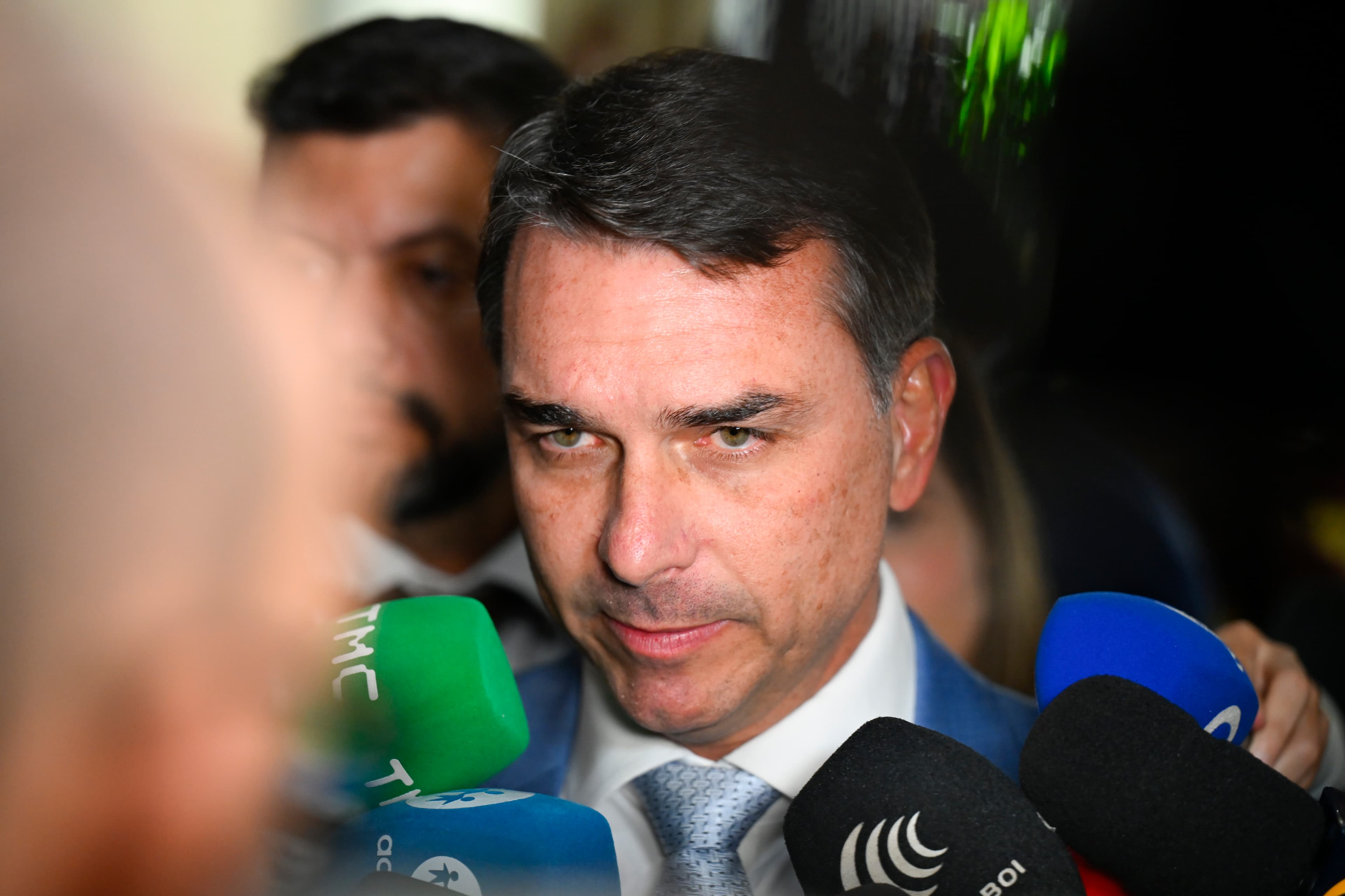 Flávio Bolsonaro critica Moraes após suspensão de lei que altera penas do 8 de janeiro