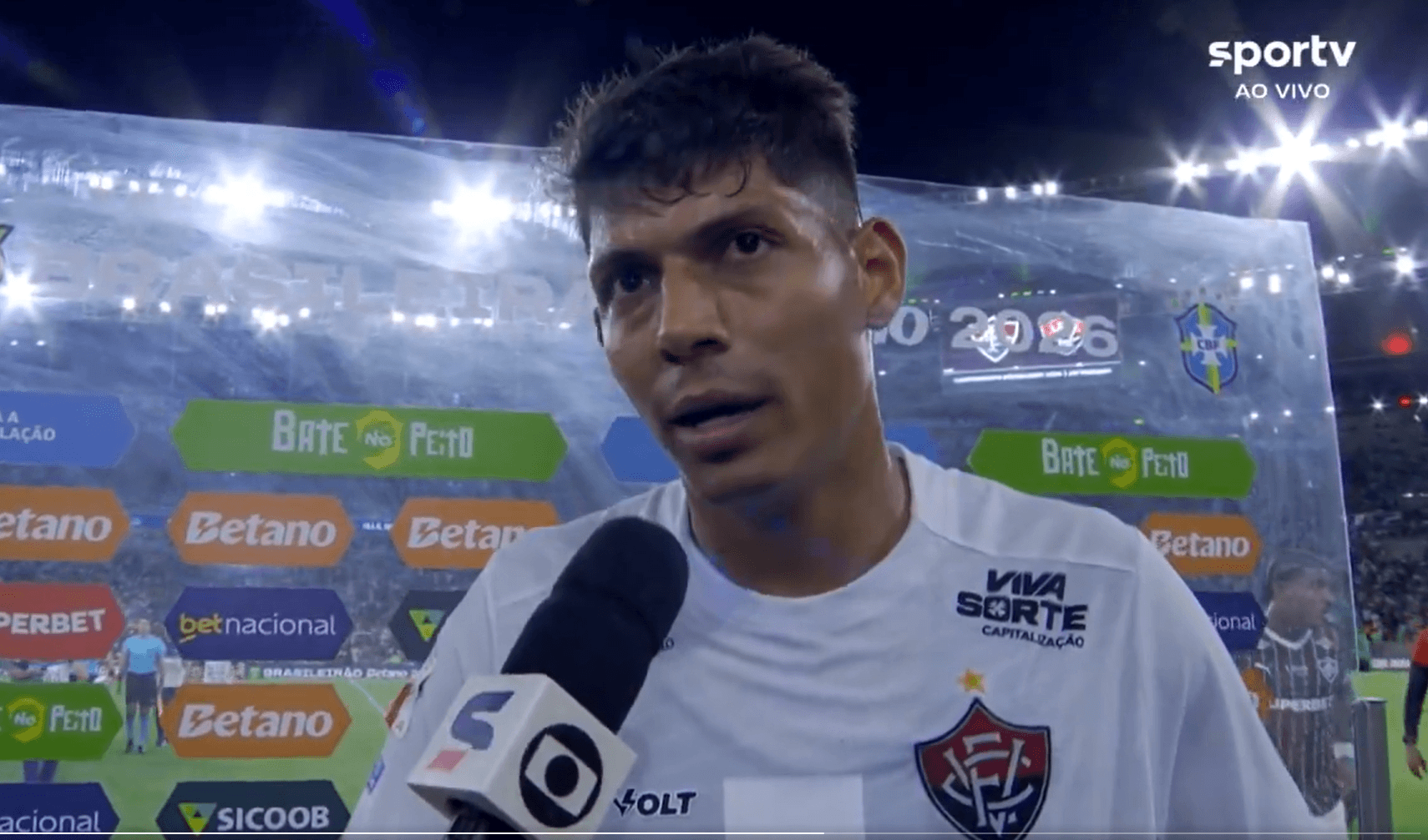 Vitória: Zé Vitor ironiza arbitragem após gol do Fluminense no Brasileirão