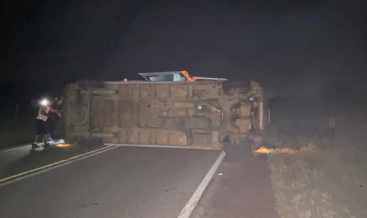 Van capota na BR-349 na Bahia e deixa cinco feridos