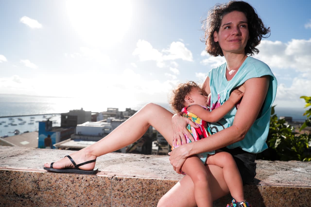 Mãe feminista na Bahia discute desafios da criação de filha em mundo violento