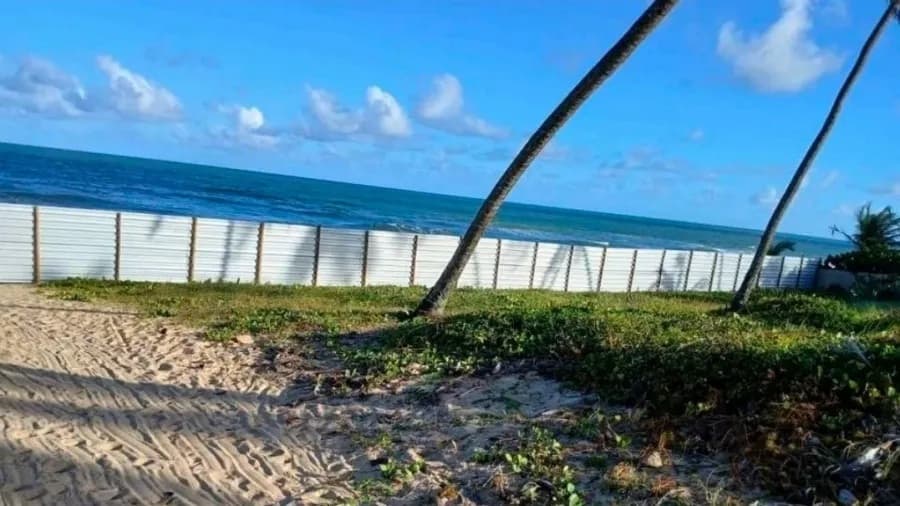 Justiça manda empresa reabrir acesso à praia em Camaçari