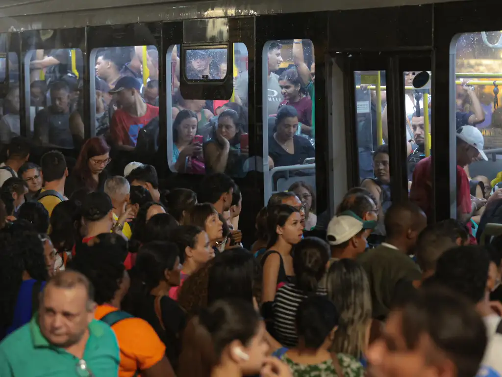 Câmara analisa projeto que pode acabar com desconto do vale-transporte
