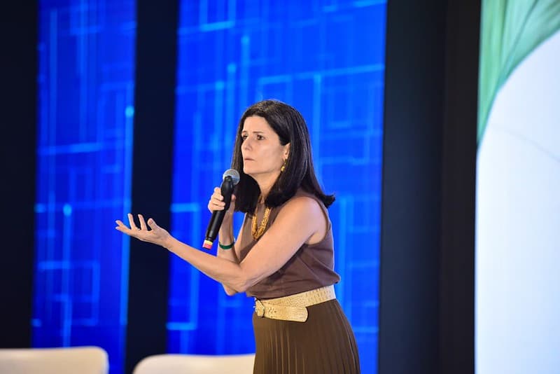 Economista Zeina Latif critica dependência do setor privado em relação ao Estado