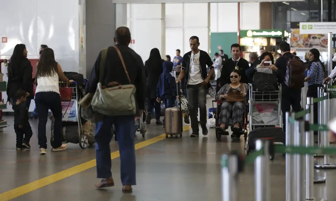 Brasil e China isentam visto para turistas até 2026