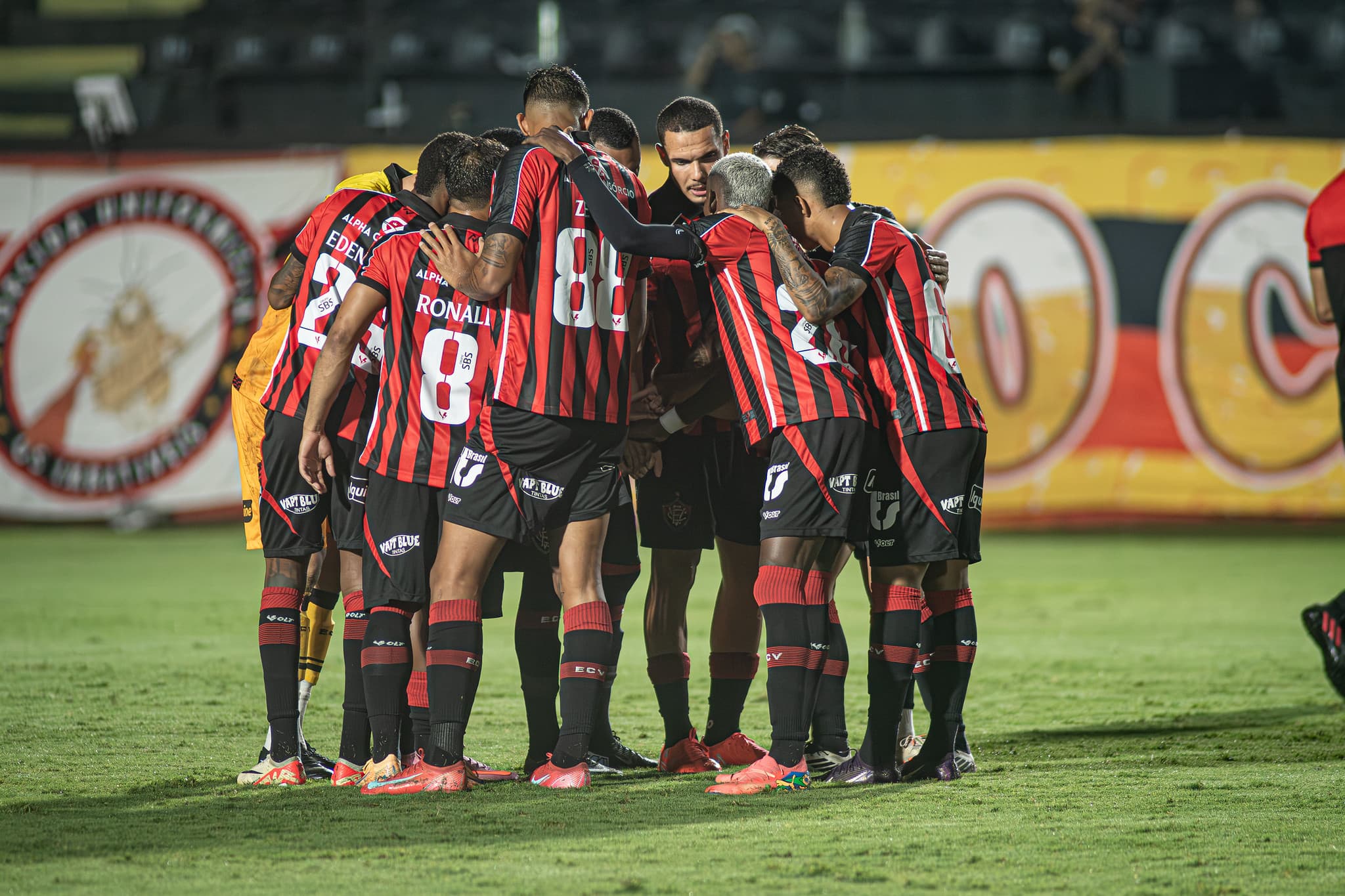 Anderson Pato, do Vitória, passa por cirurgia no joelho direito em Salvador