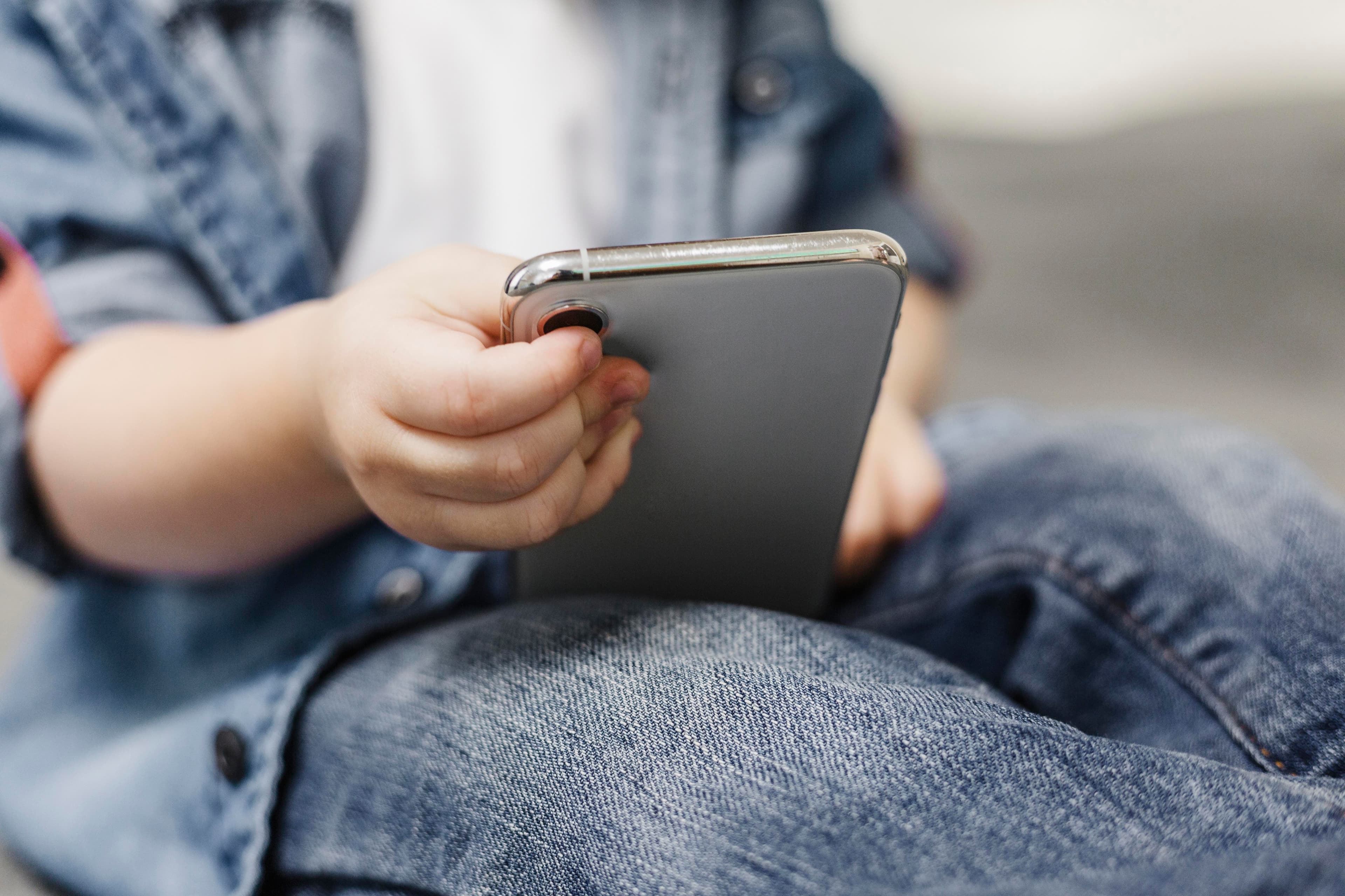 Celular: pesquisa revela visões divididas sobre benefícios e riscos para crianças