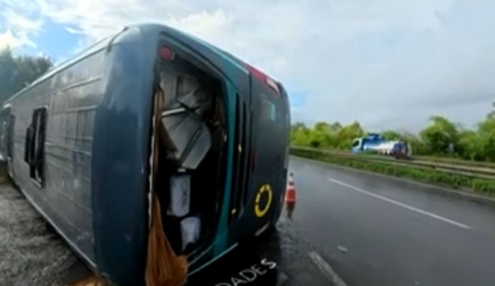 Ônibus tomba na BR-324 em Simões Filho; 1 morre e 4 ficam feridos